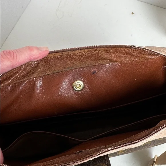 Customized 
Louis Vuitton Monogram Crossbody with missing strap 
12” x 9” x 3” - Picture 14 of 16